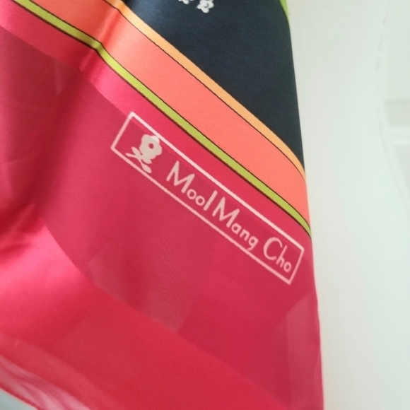 Mool Mang Cho Red Floral 43" x 43" Square Scarf, New without Tag - Picture 8 of 8